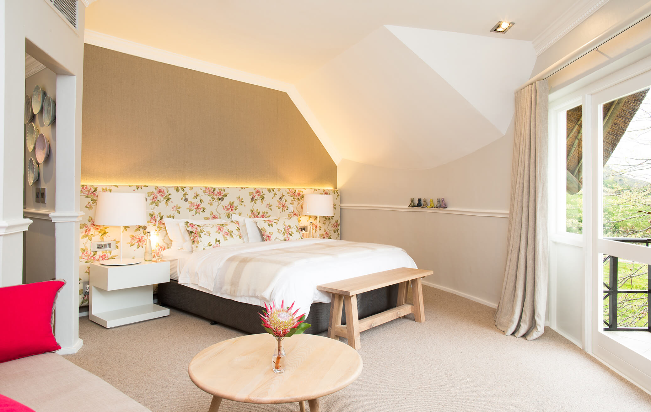 Geräumiges Schlafzimmer mit Kingsize-Bett.