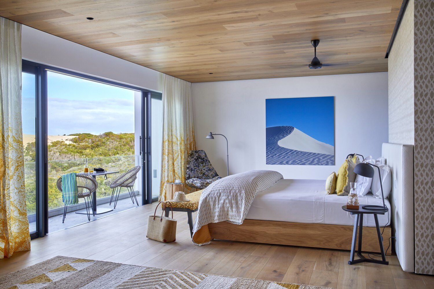 Suite in einer Beach Lodge mit Kingsize-Bett und großer Fensterfront.