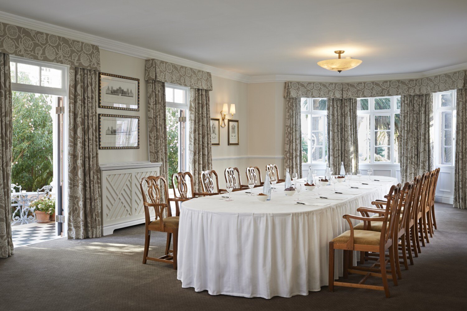 Speisesaal mit langer Tafel für mehrere Personen.