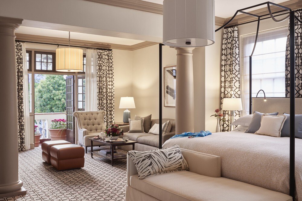 Geräumige Suite mit großem Sofa.