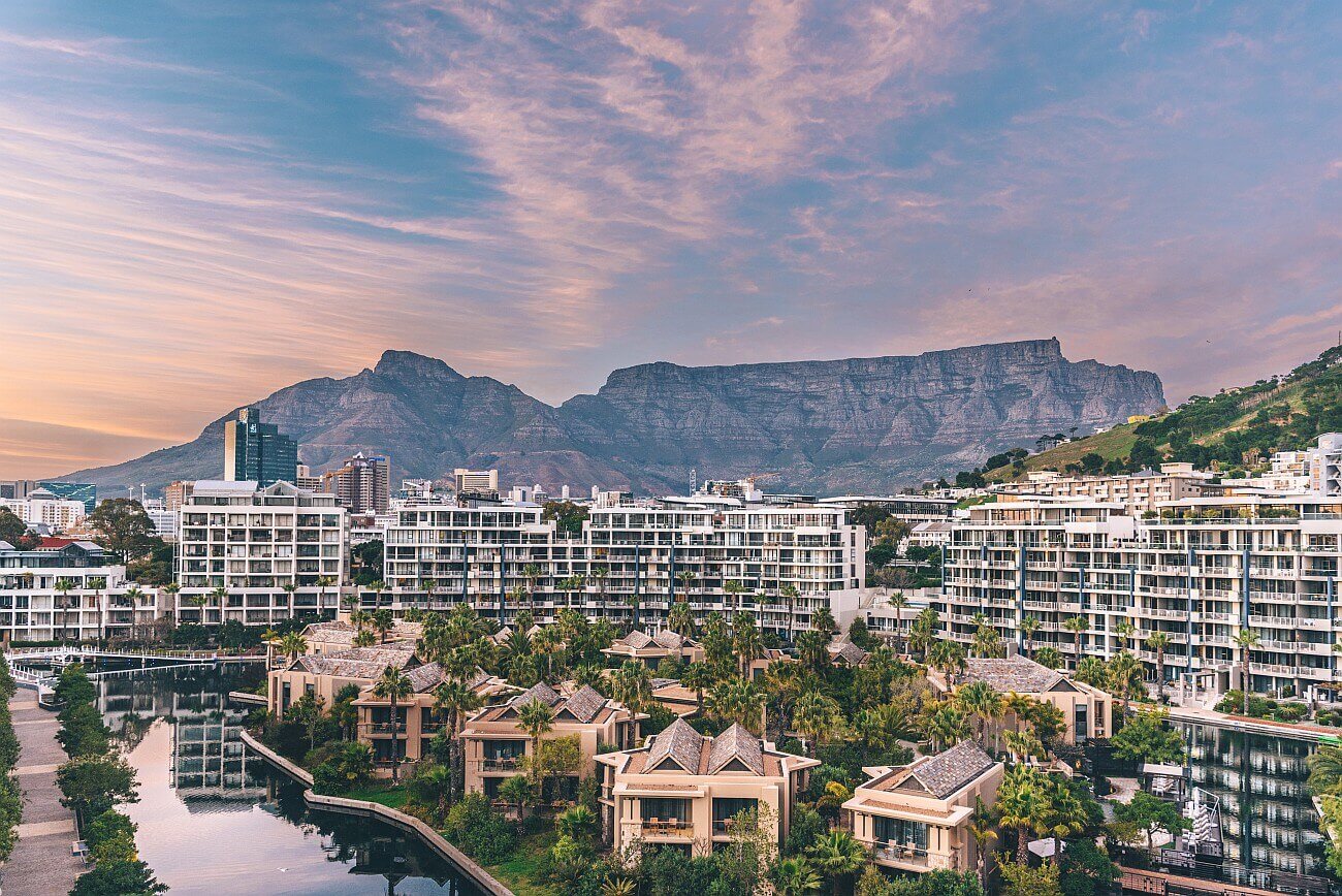 Hotelanlage aus der Vogelperspektive mit dem Tafelberg im Hintergrund.