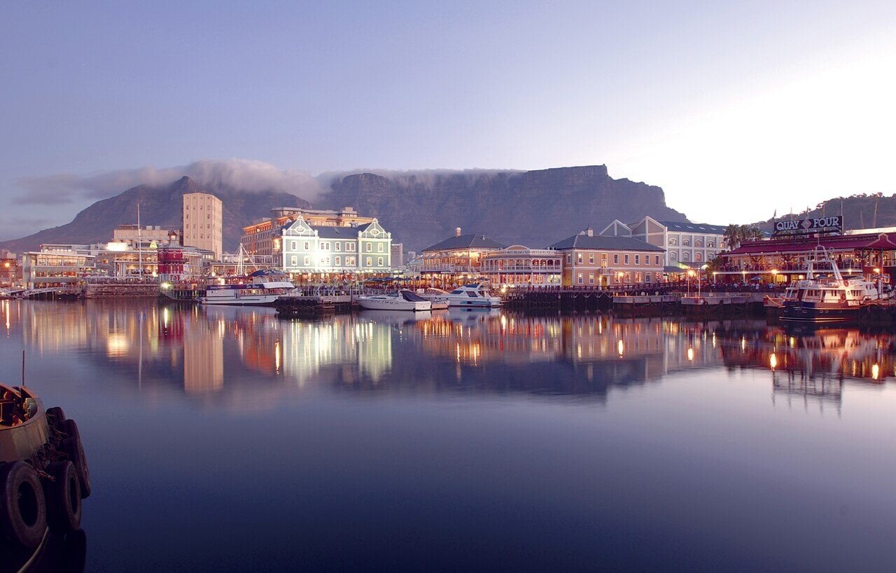 Kapstadt in der Abenddämmerung vor dem Tafelberg.