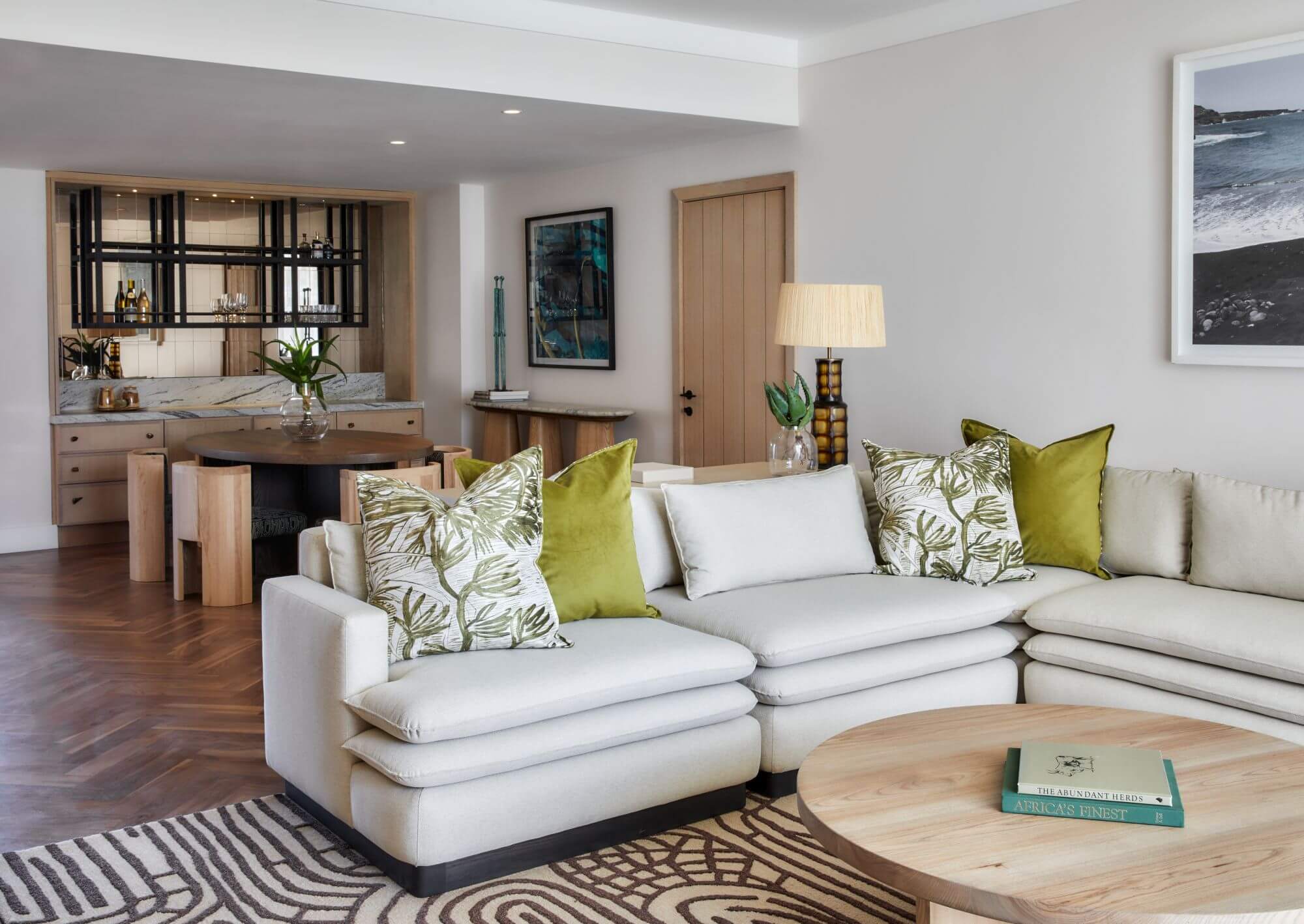 Wohnbereich einer Suite mit weißem Sofa und Tisch.