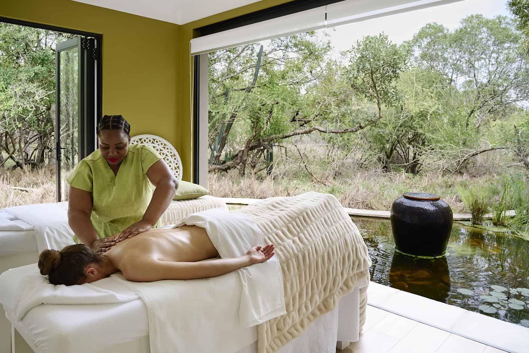 Eine Frau erhält eine Massage.
