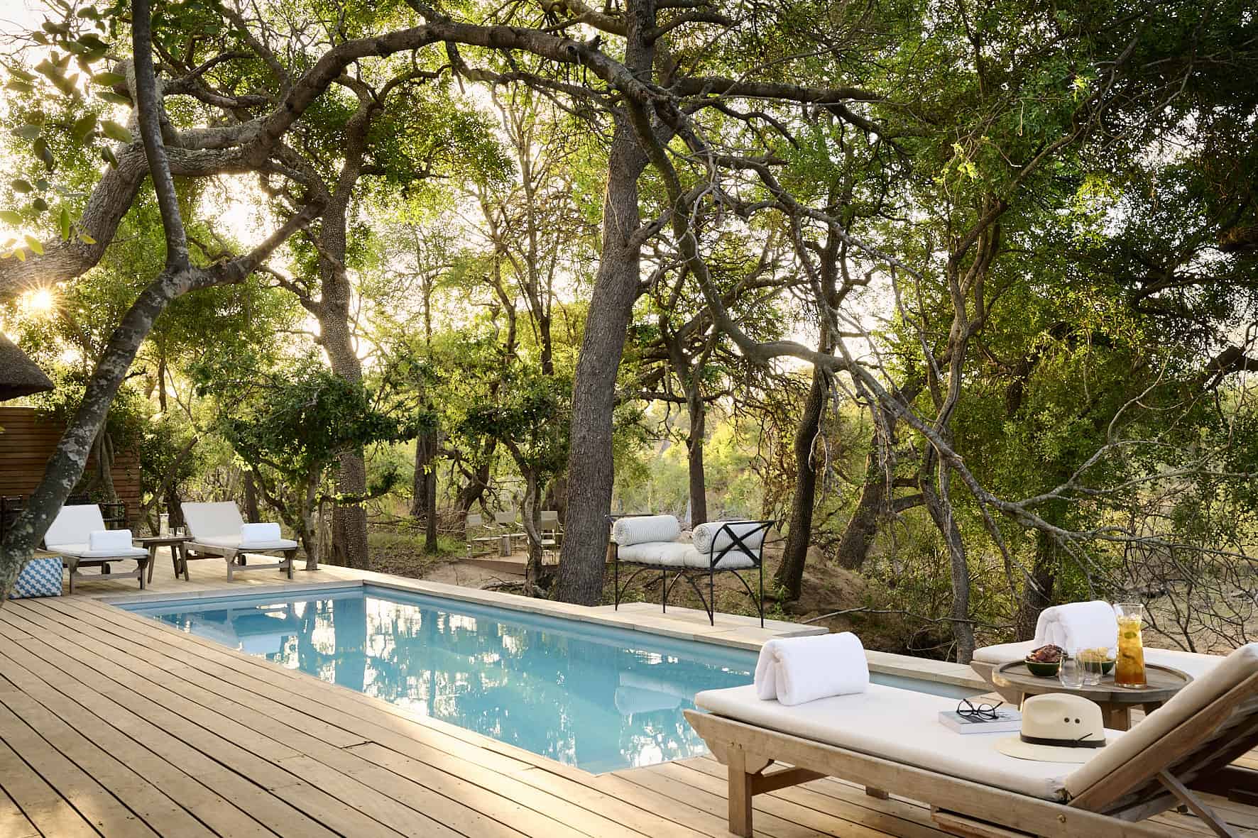 Privater Swimmingpool einer Hotelsuite mit Sonnendeck und Sonnenliege.