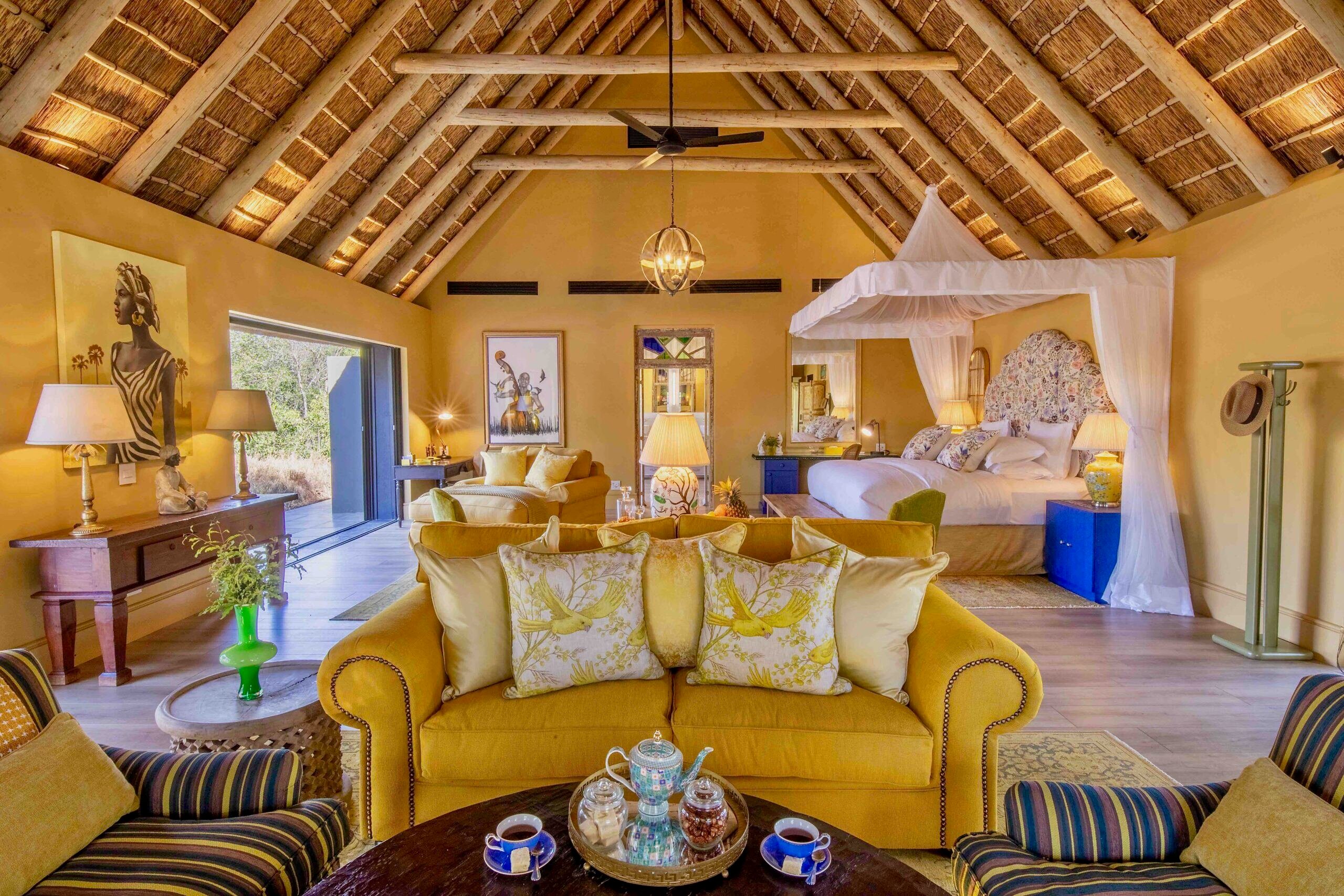 Luxussuite mit opulenter Einrichtung und gelbem Sofa.