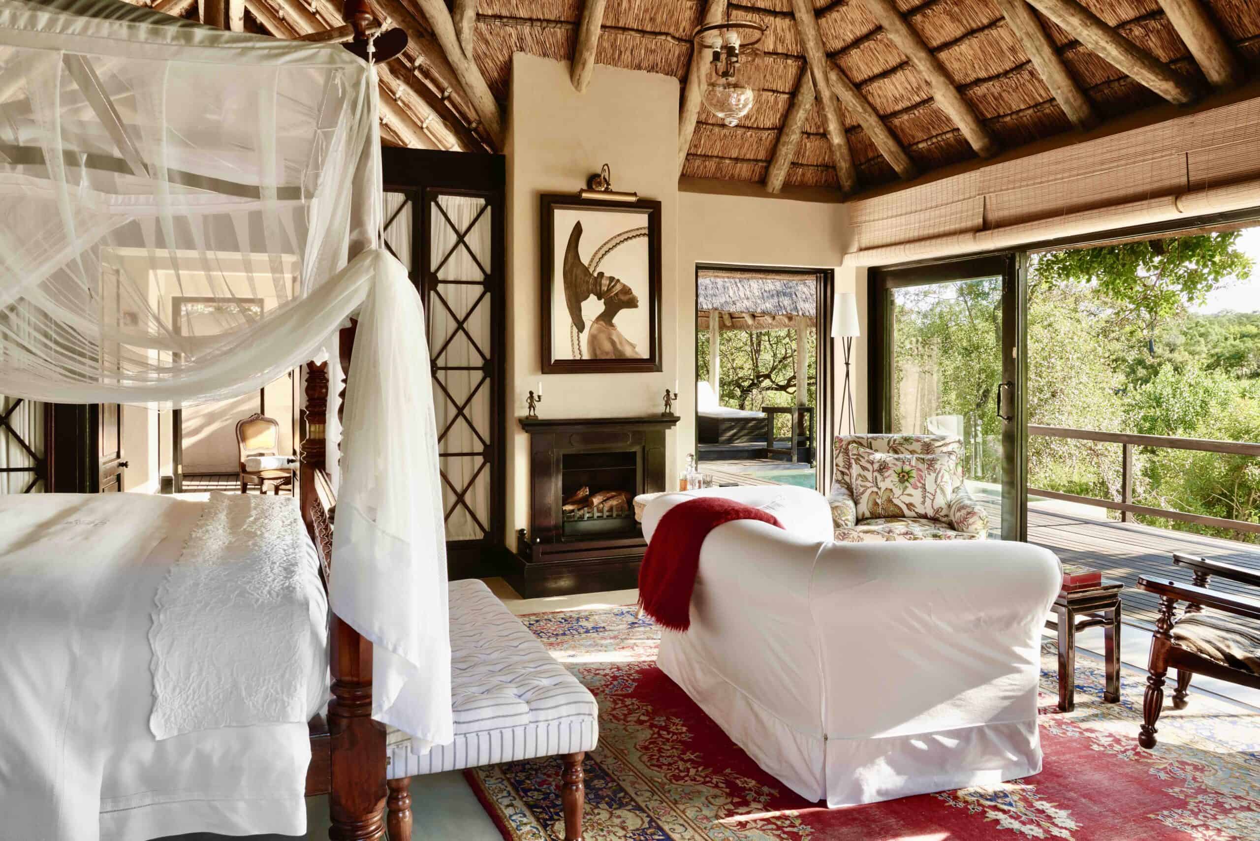 Lodge mit Himmelbett und opulenter Einrichtung.