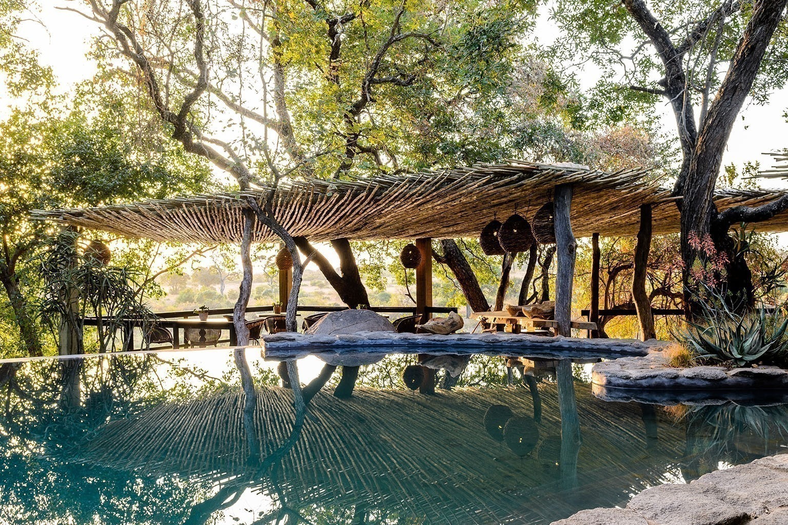 singita-boulders-suedafrika-familienluxusreise-thefamilyproject-pool-sonnendach
