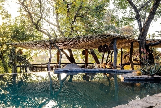 singita boulders suedafrika familienluxusreise thefamilyproject pool sonnendach