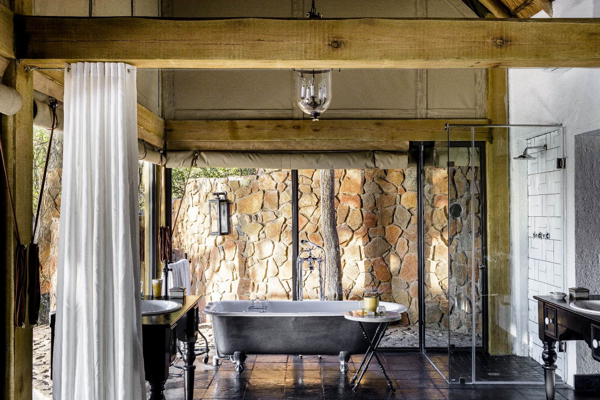 Badezimmer mit südafrikanischen Stilelementen und einer freistehenden Badewanne.
