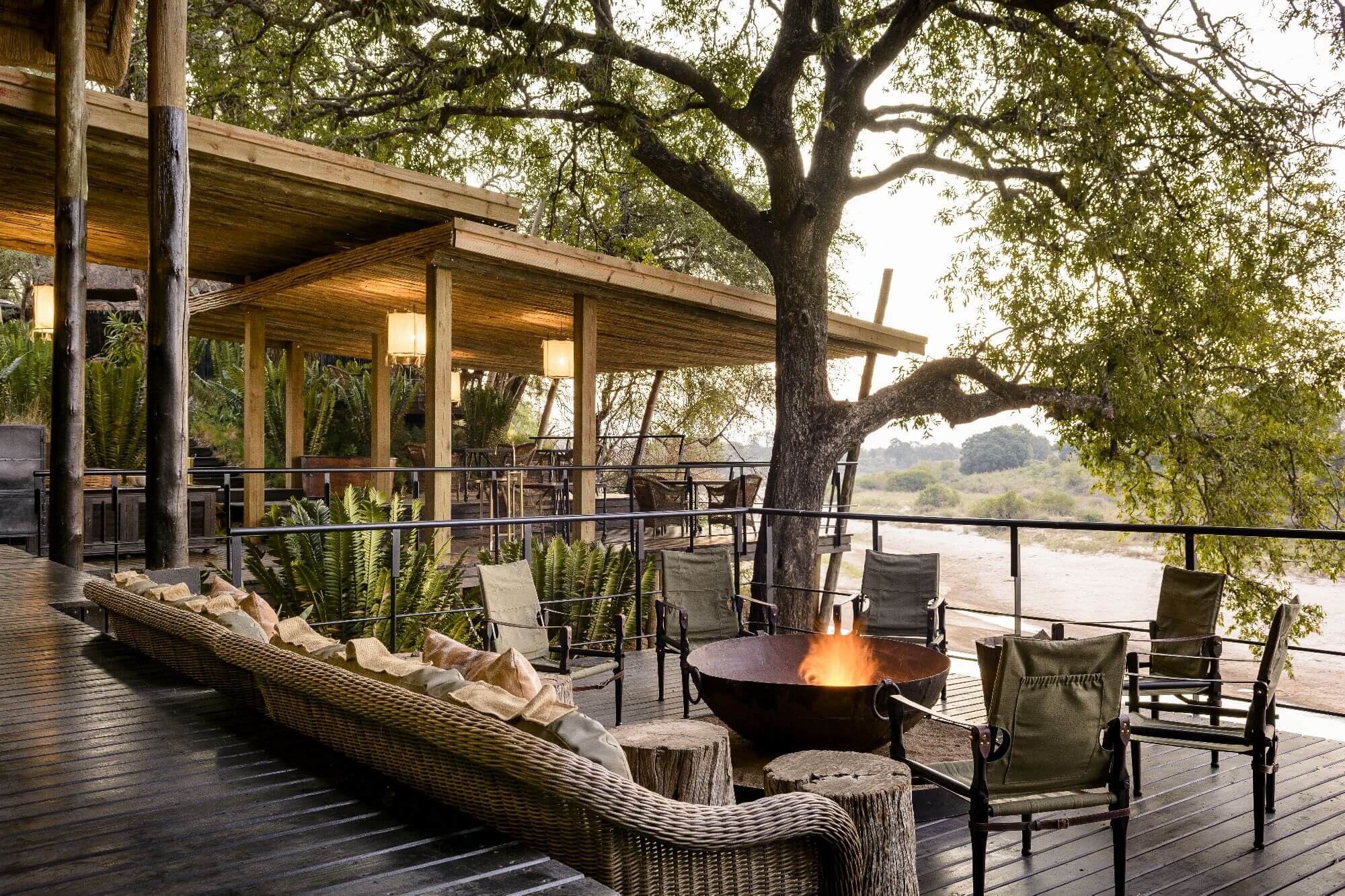 Feuerstelle auf einer Terrasse mit Flussblick.