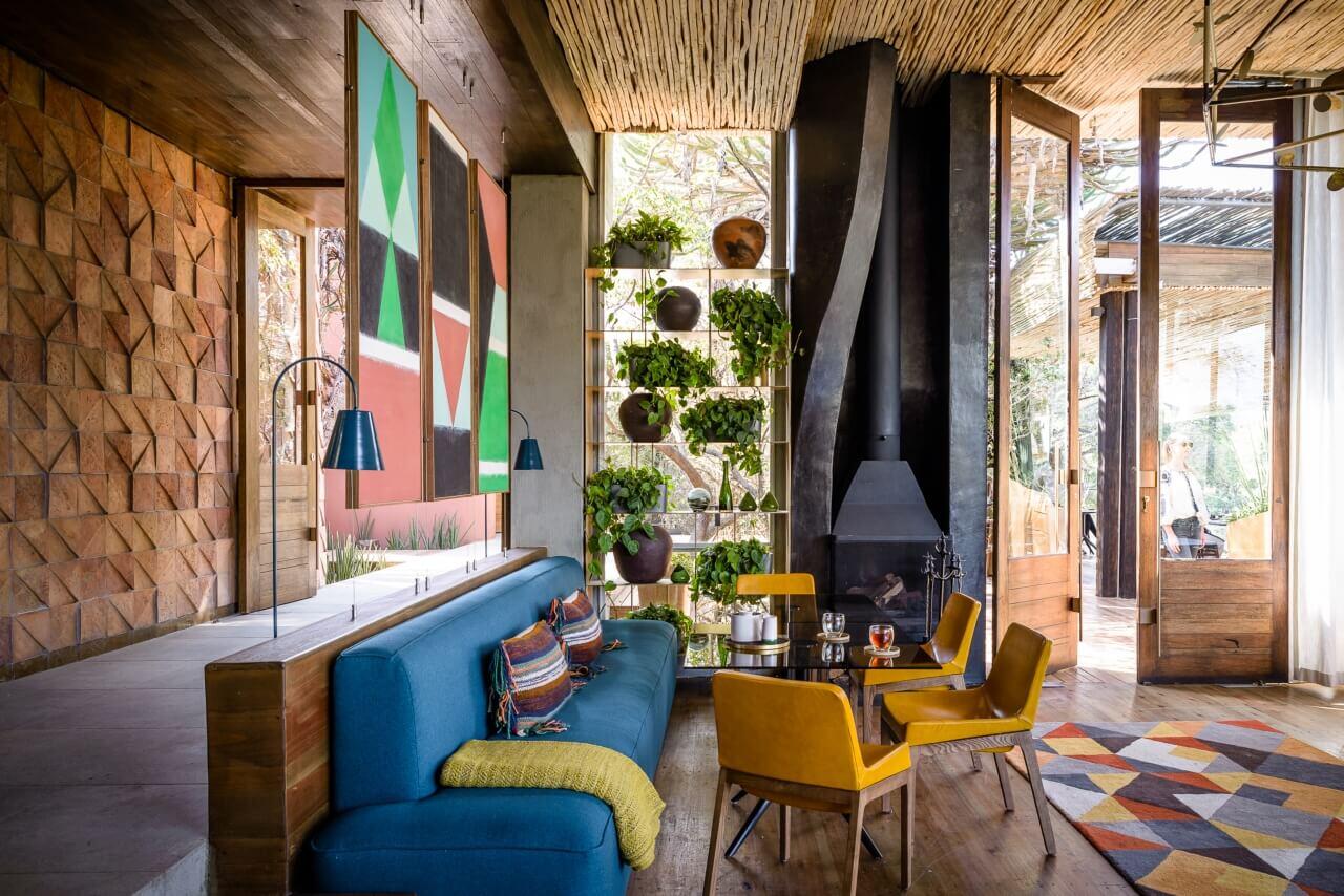 Frühlich-bunte Lounge mit Sitzmöbeln und viel Dekor.