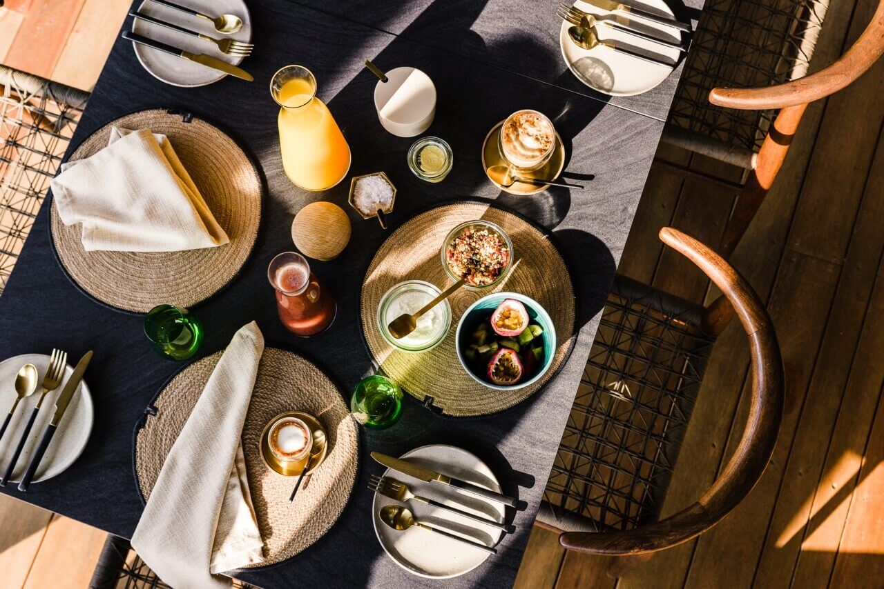 Ein gedeckter Tisch mit leckeren, frischen Snacks und O-Saft.