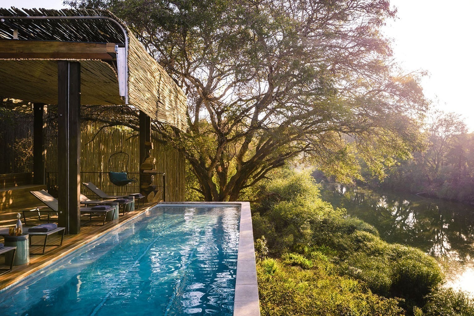 singita-sweni-suedafrika-familienluxusreise-thefamilyproject-pool-fluss