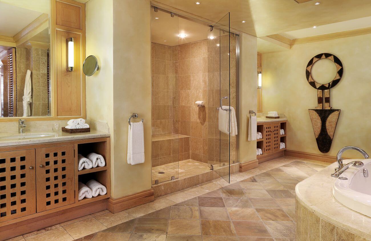 Großes Badezimmer in einem Hotel.