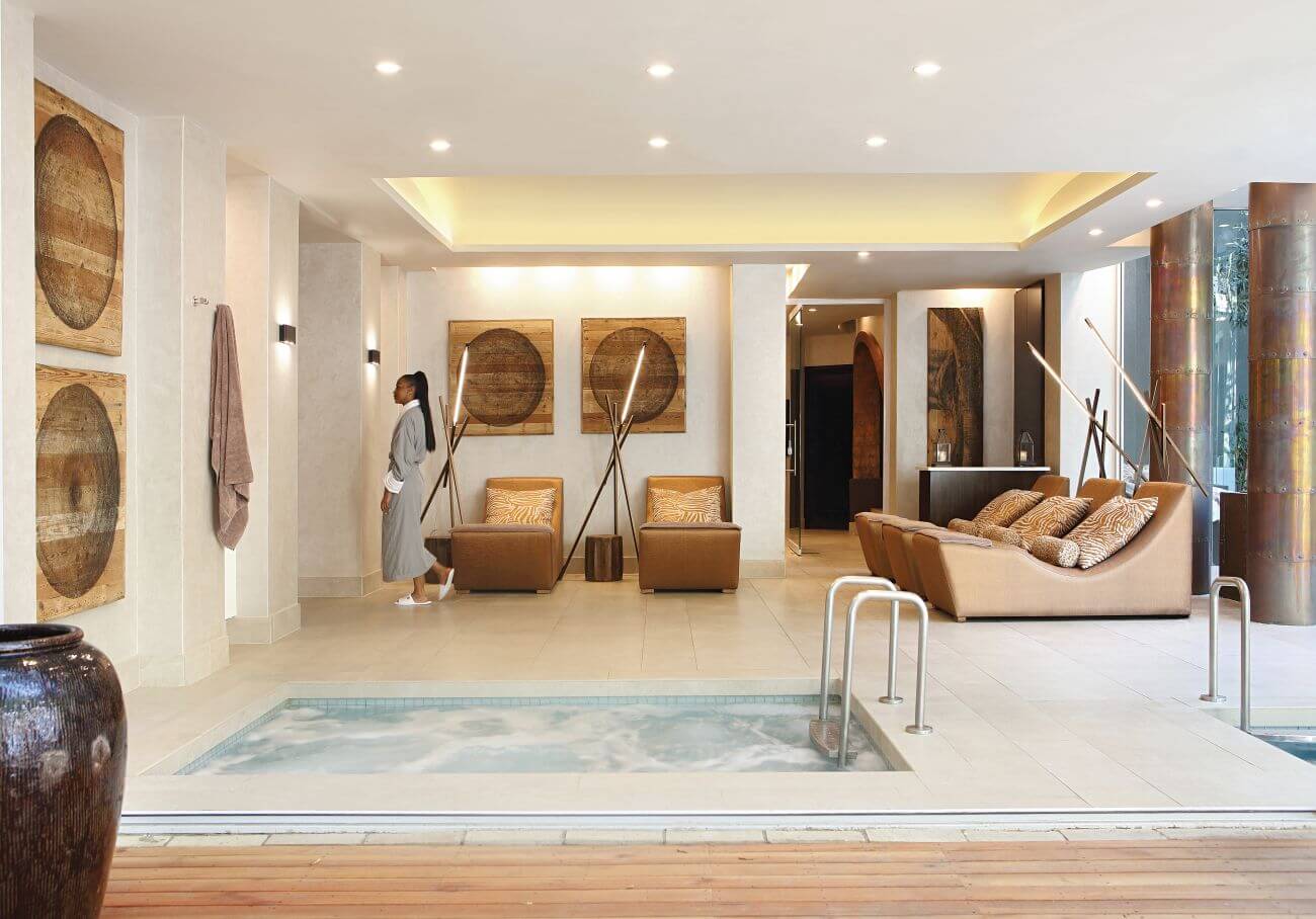Spa-Bereich eines Hotels mit Tauchbecken und Liegen für Behandlungen.