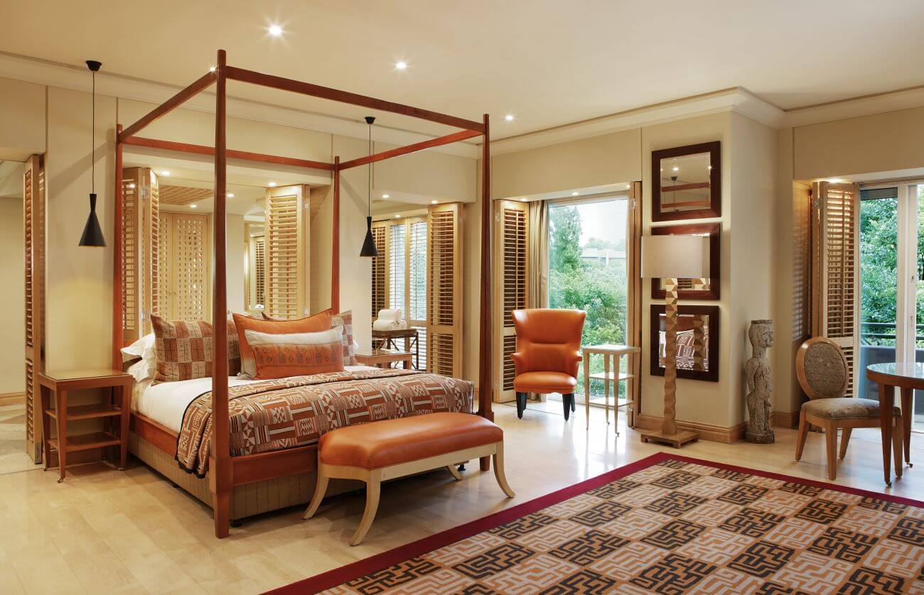 Suite eines Hotels mit Kingsize-Bett und gemustertem Teppich.