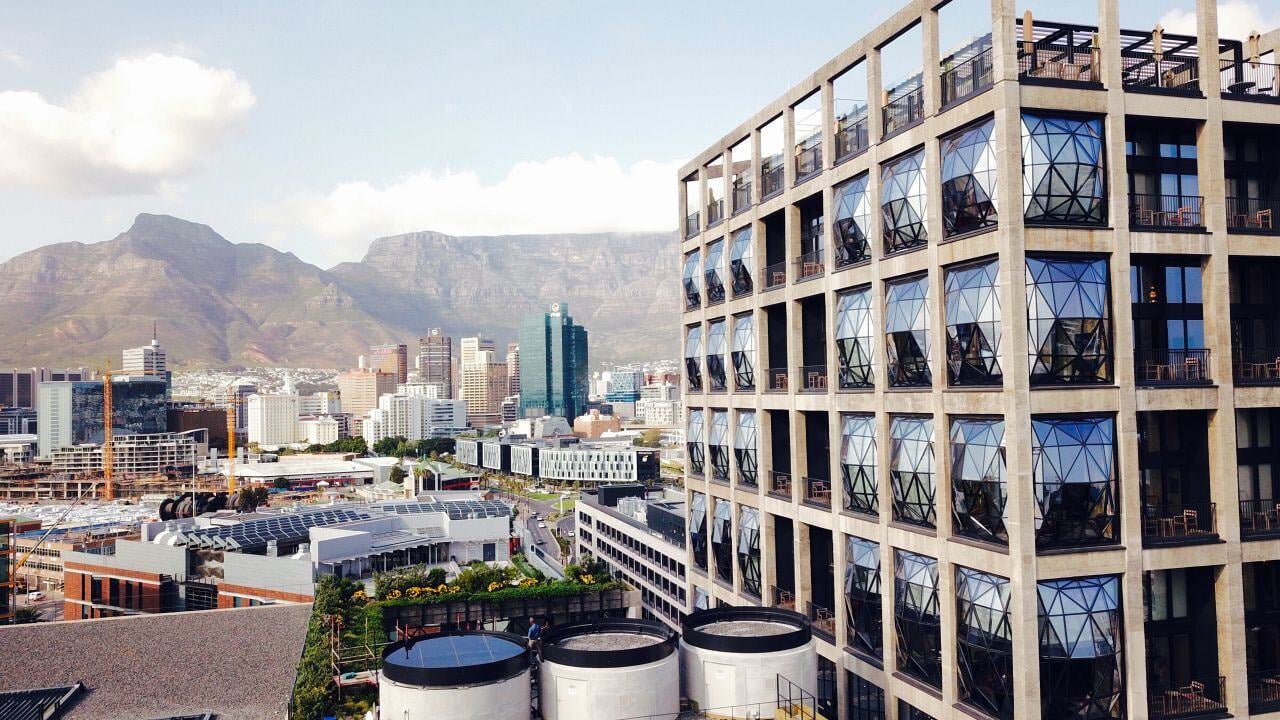Silo-Hotel mit Blick auf den Tafelberg.