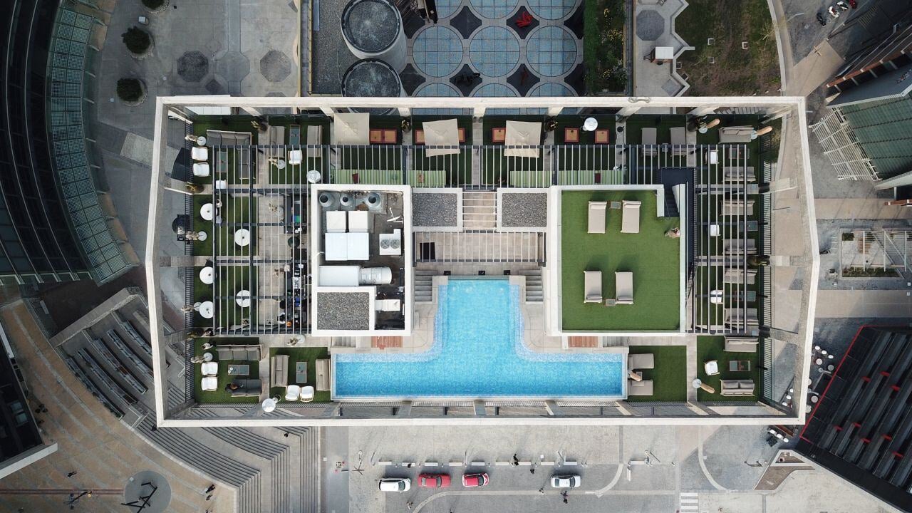 Dachterrasse eines Hotels frontal aus der Vogelperspektive.