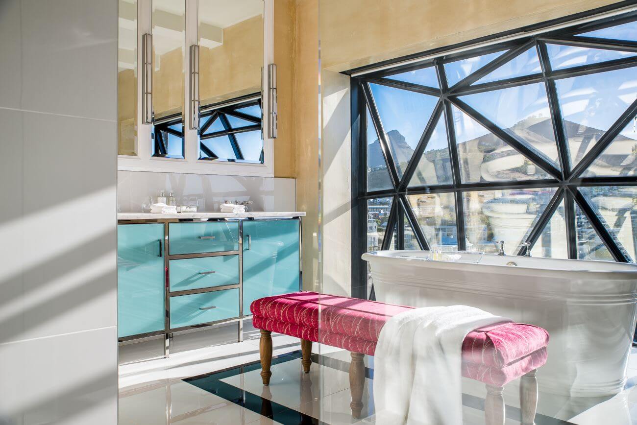 Spa-Raum mit einer Liege und Handtüchern.