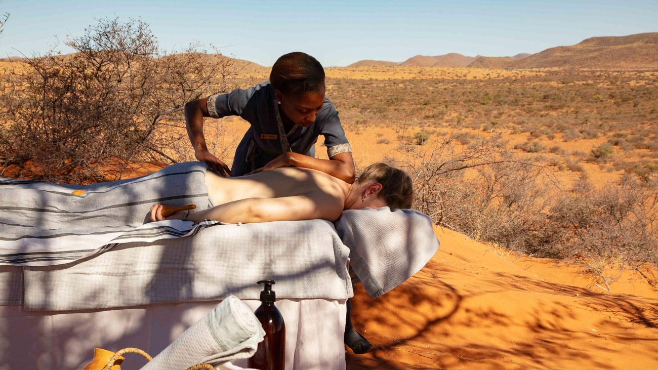 Eine Person erhält an der frischen Luft eine Massage.