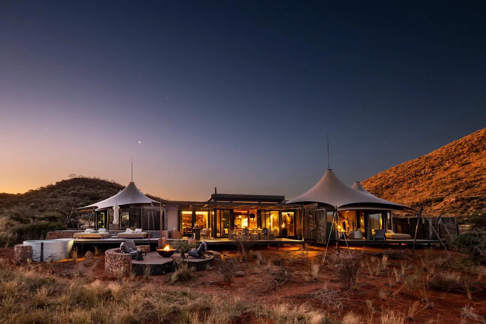 1-loapi-tented-camp-tswalu-kalahari-sudafrika-afrika-zelte-abend-wohnbereiche-exklusiv-the-family-project-luxus-familie-kinder-reisen
