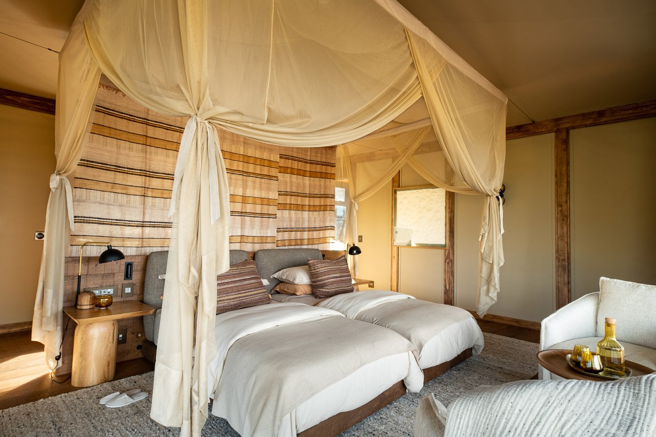 Weißes, großes Himmelbett in einer Suite.
