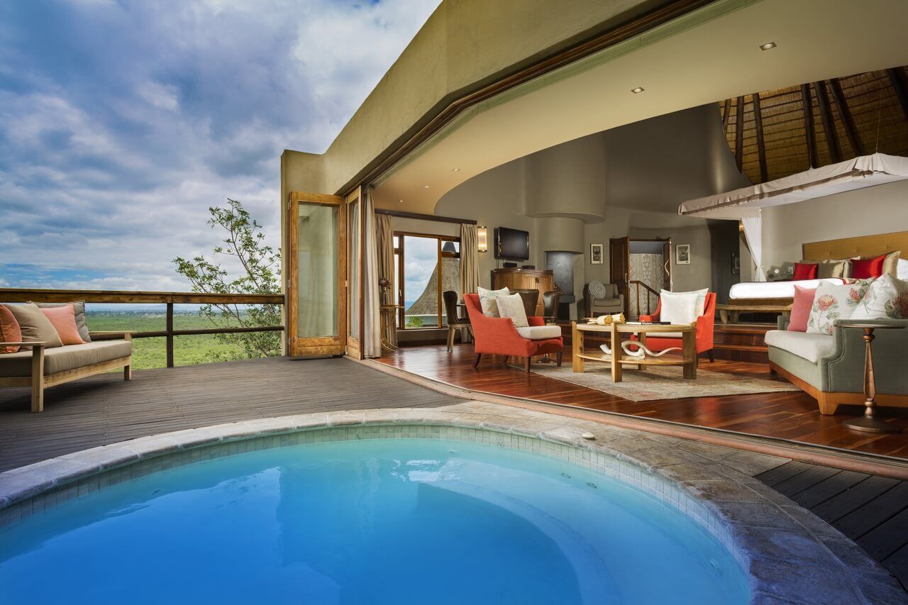Pool mit Blick in eine Luxus-Suite.