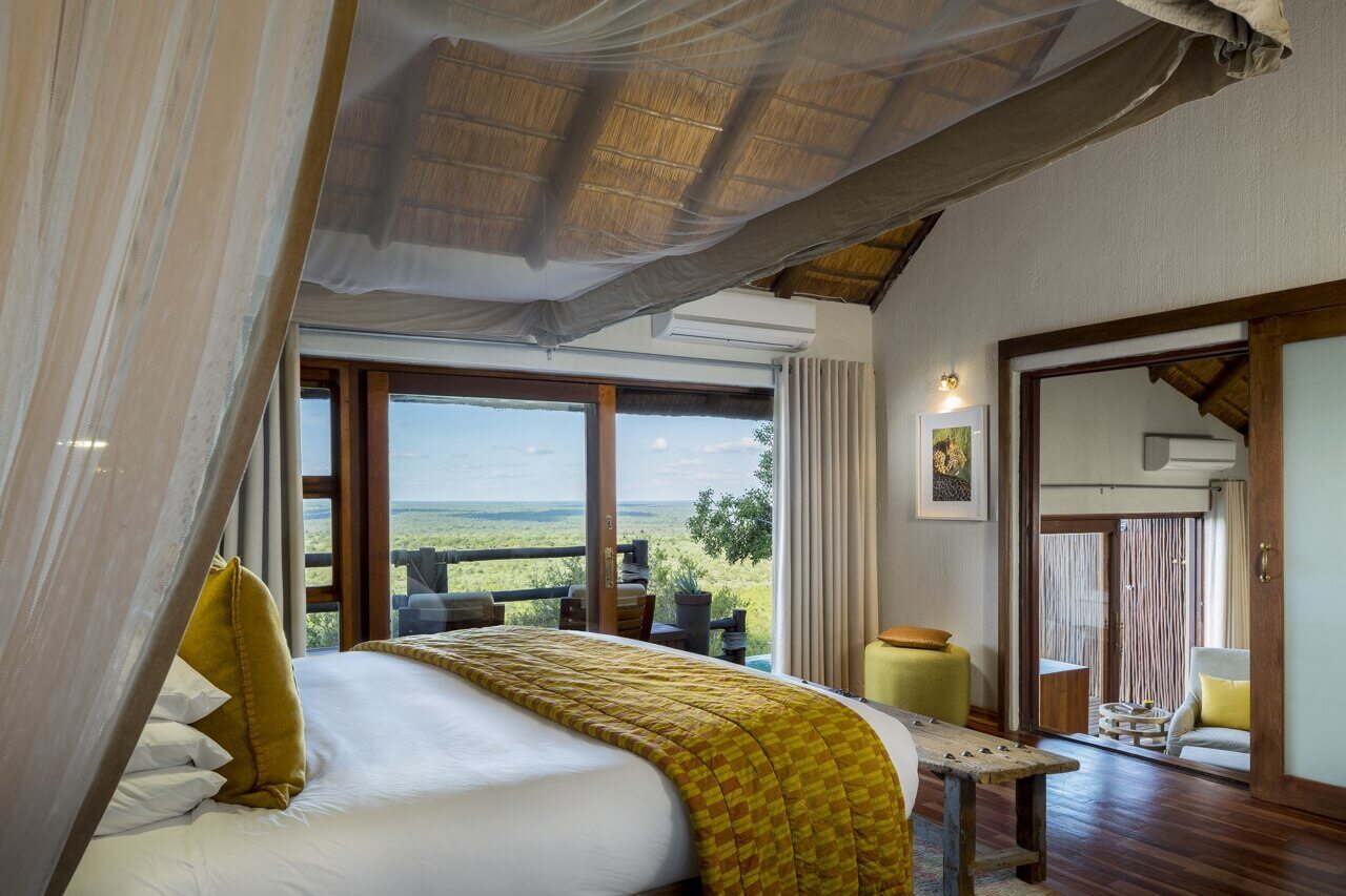 Großes Kingsize-Bett in einer Luxus-Suite.