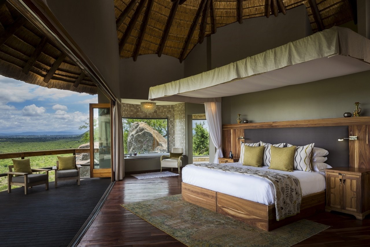 Geräumige Suite mit Kingsize-Bett und großer Terrasse.