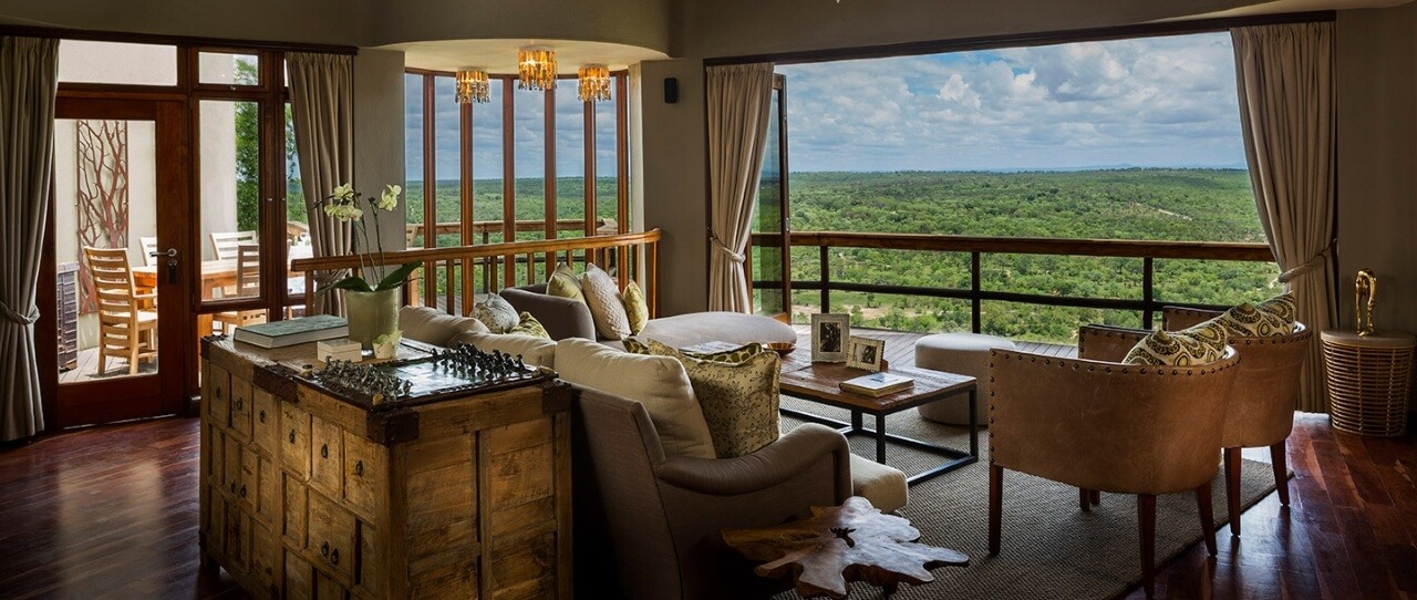 Luxuriöses Wohnzimmer einer Suite mit Blick über weites Grasland.