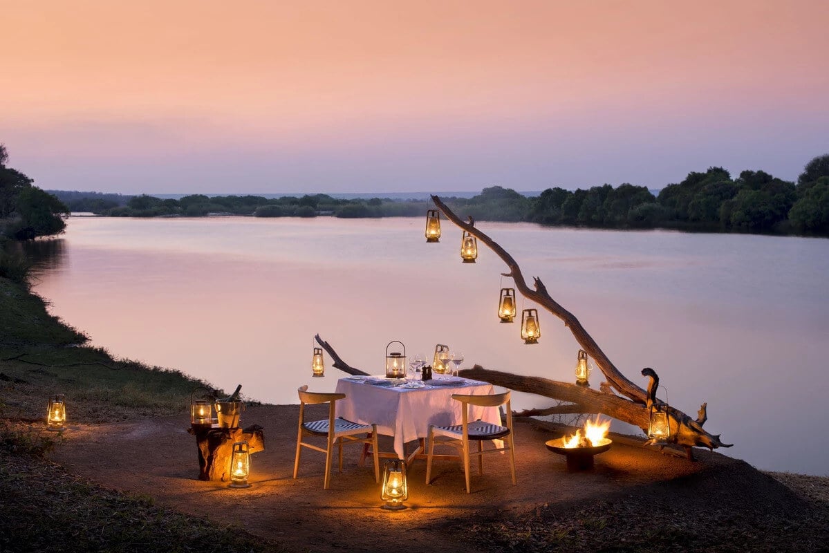 Matetsi-Victoria-Falls-Simbabwe-Familienluxusreisen-Flussdinner