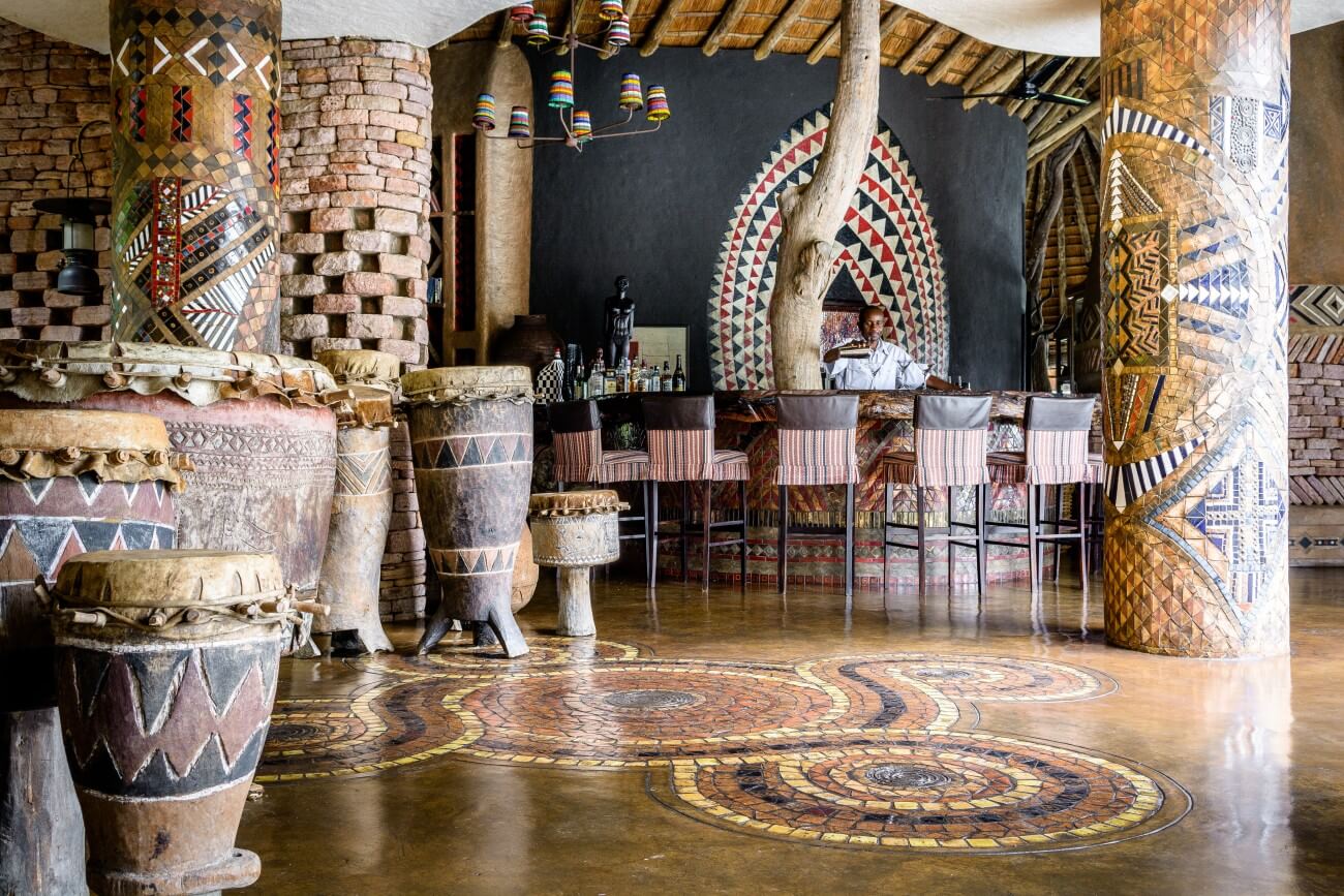 Bar mit vielen Trommeln und afrikanischen Elementen.