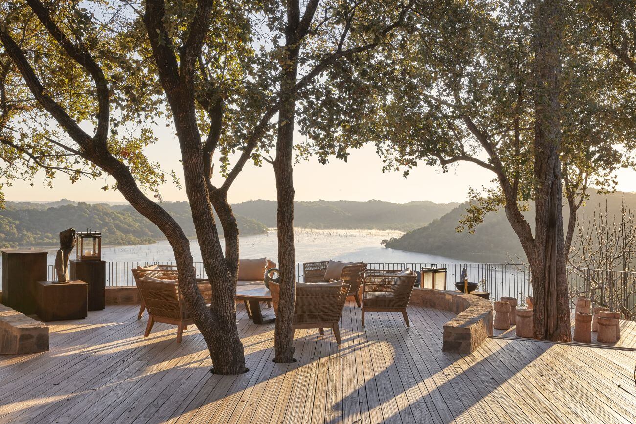 Sonnendeck mit Bäumen, die Sonnen steht tief.