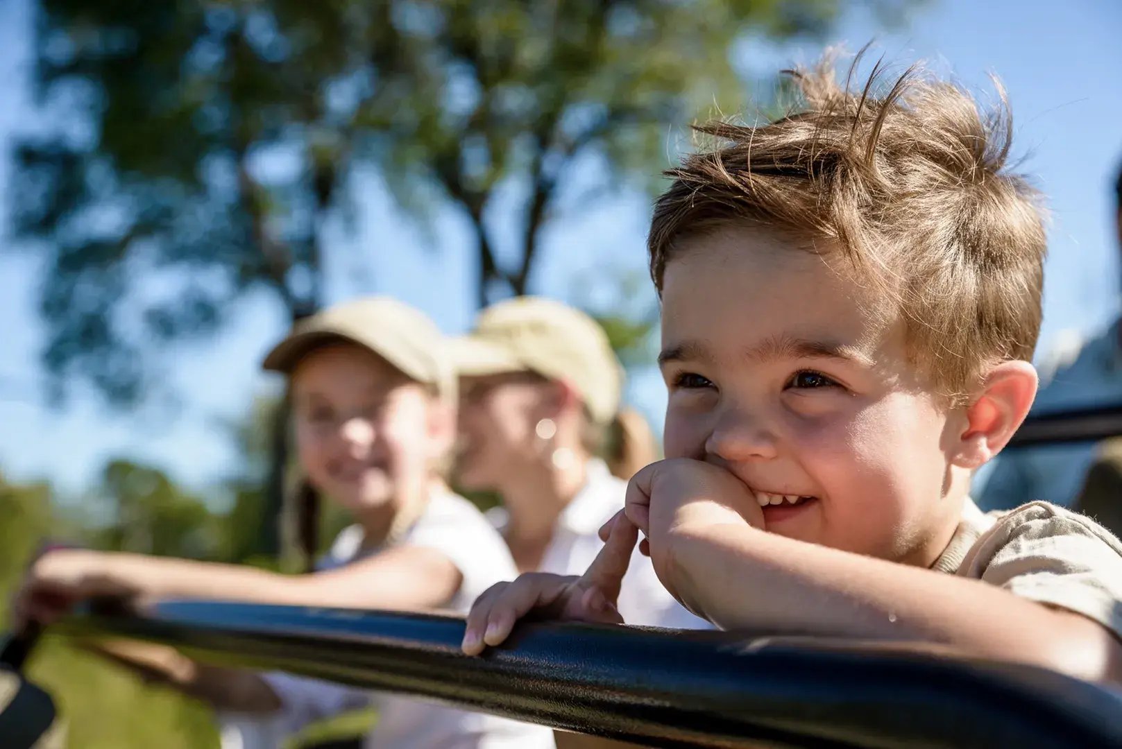Kind im Safariauto