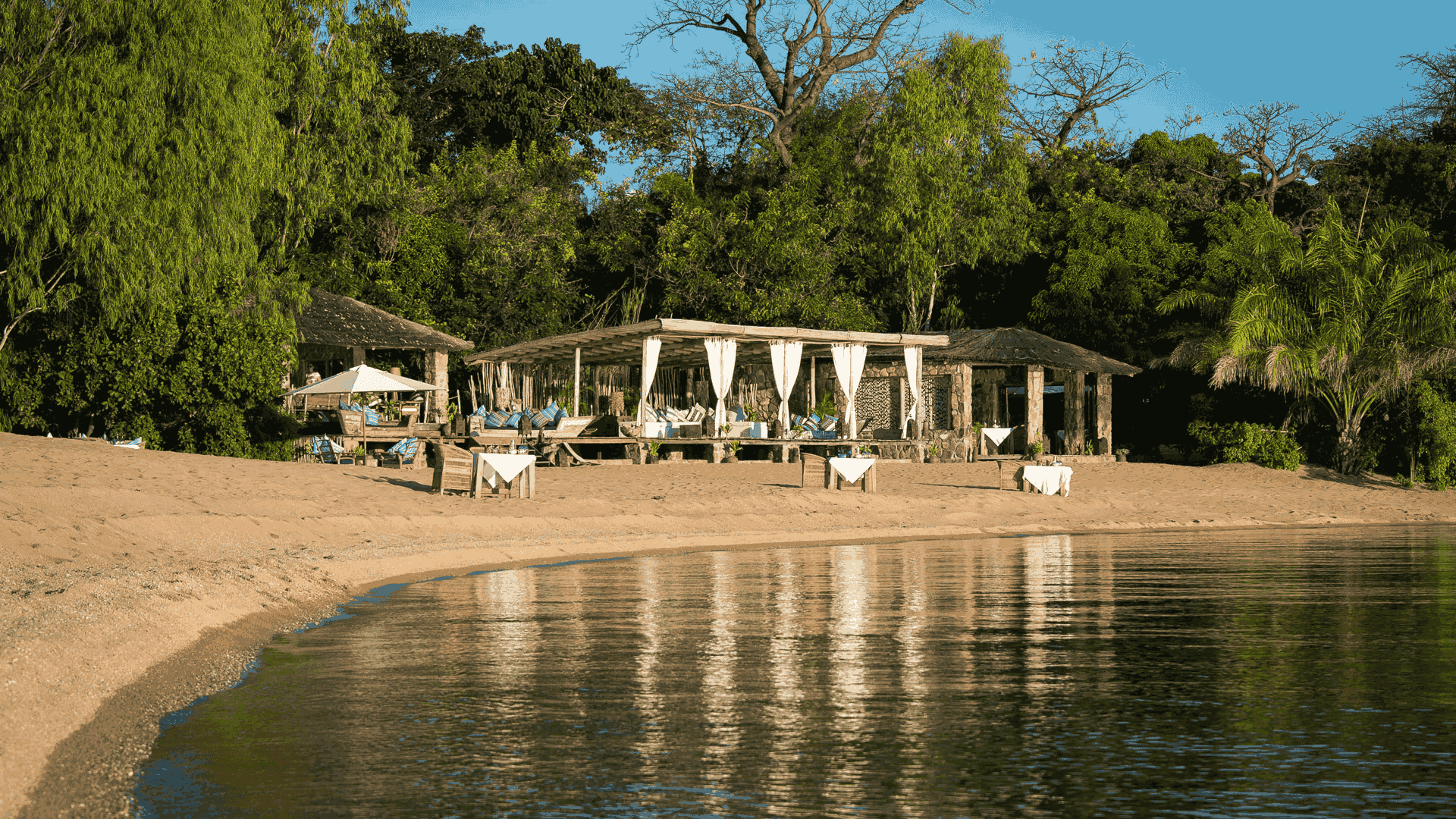 Kaya-Mawa-Strand-und-Bar