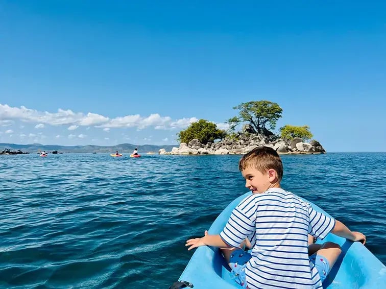 kaya-mawa-likoma-island-makawi-afrika-the-family-project-familienreise-familie-kinder-luxus-privatbilder-boot1