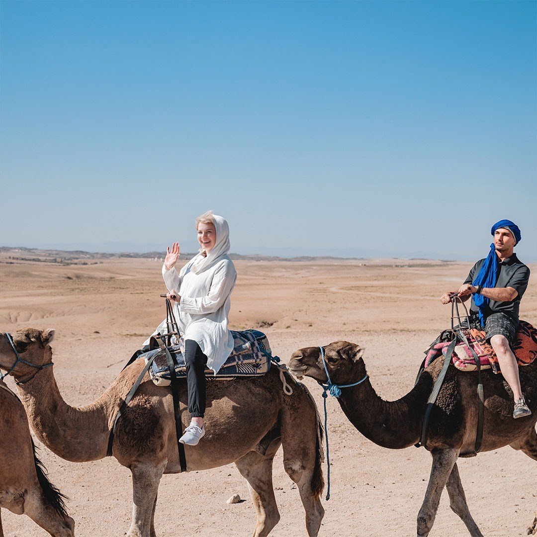inara-camp-marokko-familienluxusreise-thefamilyproject-kamele-reiten