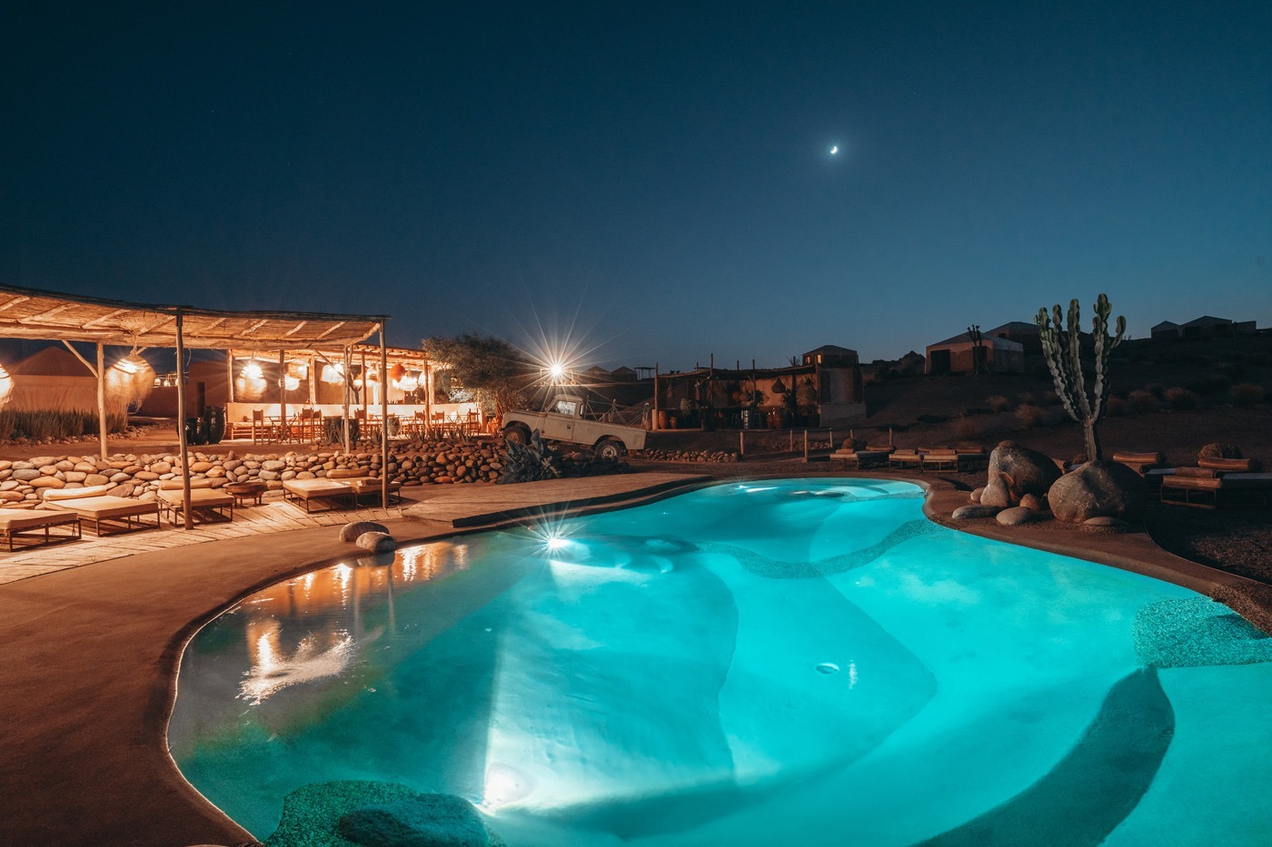 inara-camp-marokko-familienluxusreise-thefamilyproject-pool-nacht