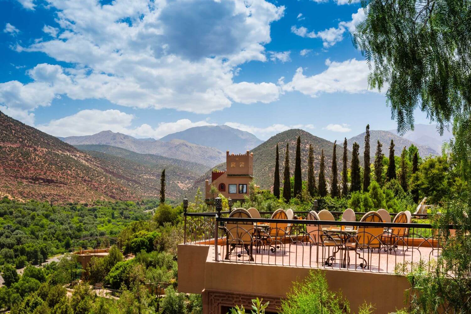 kasbah-tamadot-outdoor-dining