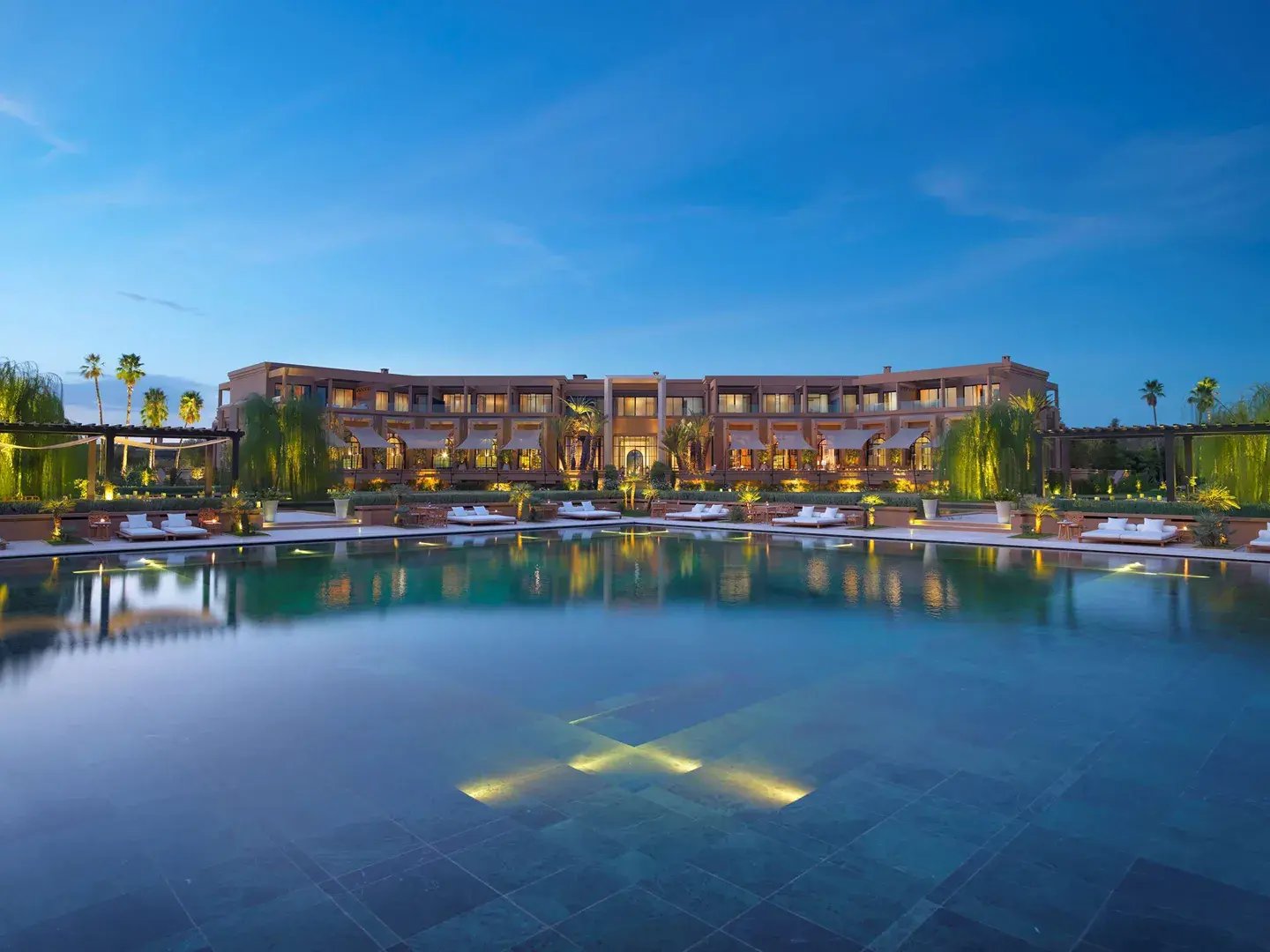 1 mandarin oriental marrakech marrakesch marokko afrika pool abends the family project luxus familie kinder reisen