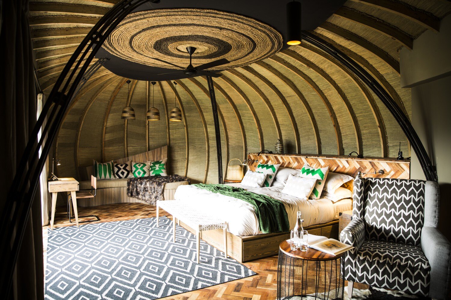Geräumige Lodge mit einem Kingsize-Bett und abgerundeten Wänden.