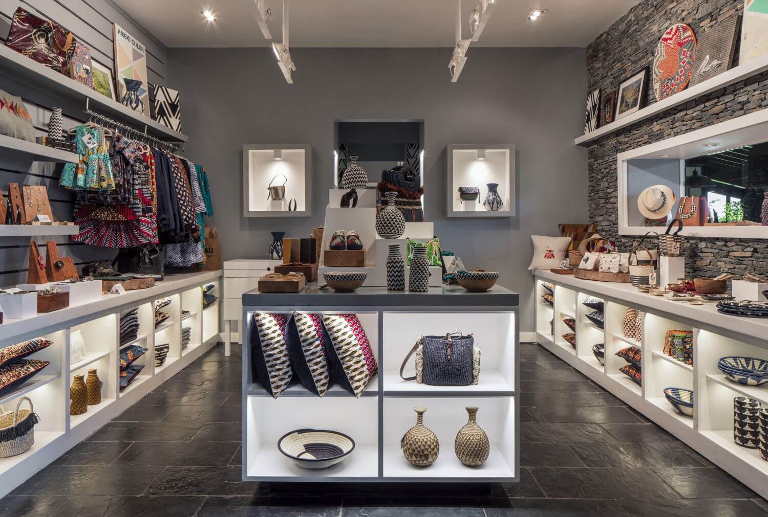 Boutique mit Taschen, Tüchern und vielen Mitbringseln.