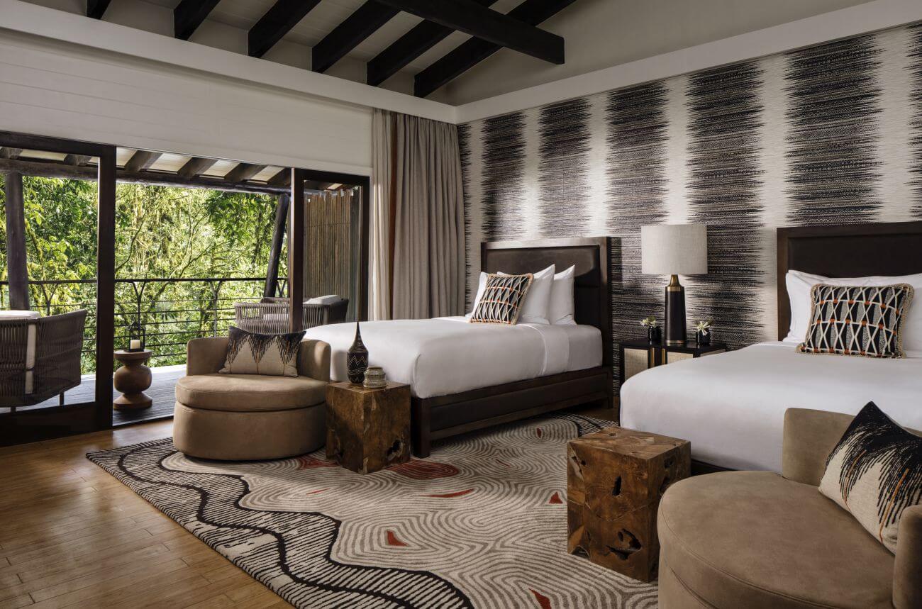 Suite mit zwei Kingsize-Betten und eleganter Einrichtung.
