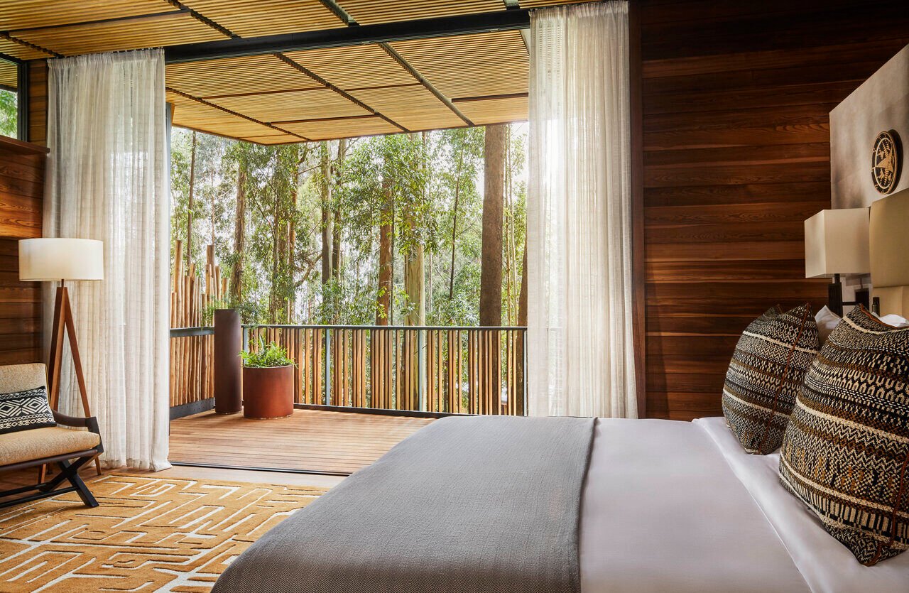 Suite mit Kingsize-Bett und Balkon.
