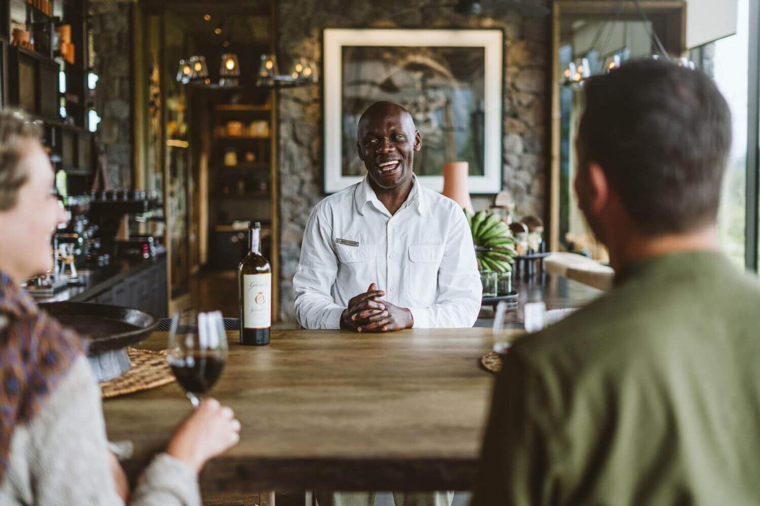 Ein Mann und eine Frau machen eine Weinprobe mit einem Sommelier.