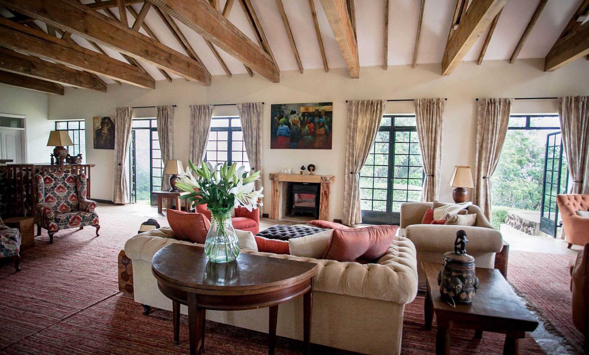 Elegante Lounge mit Kamin und gemütlichen Sofas.