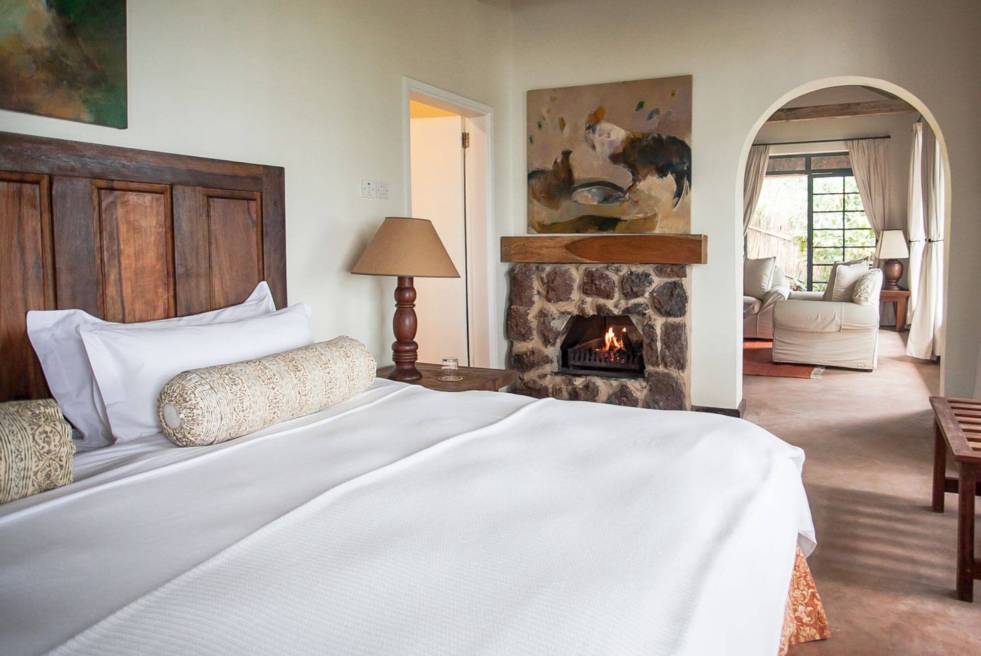 Elegante Suite mit Kingsize-Bett und nebenstehenden Kamin.