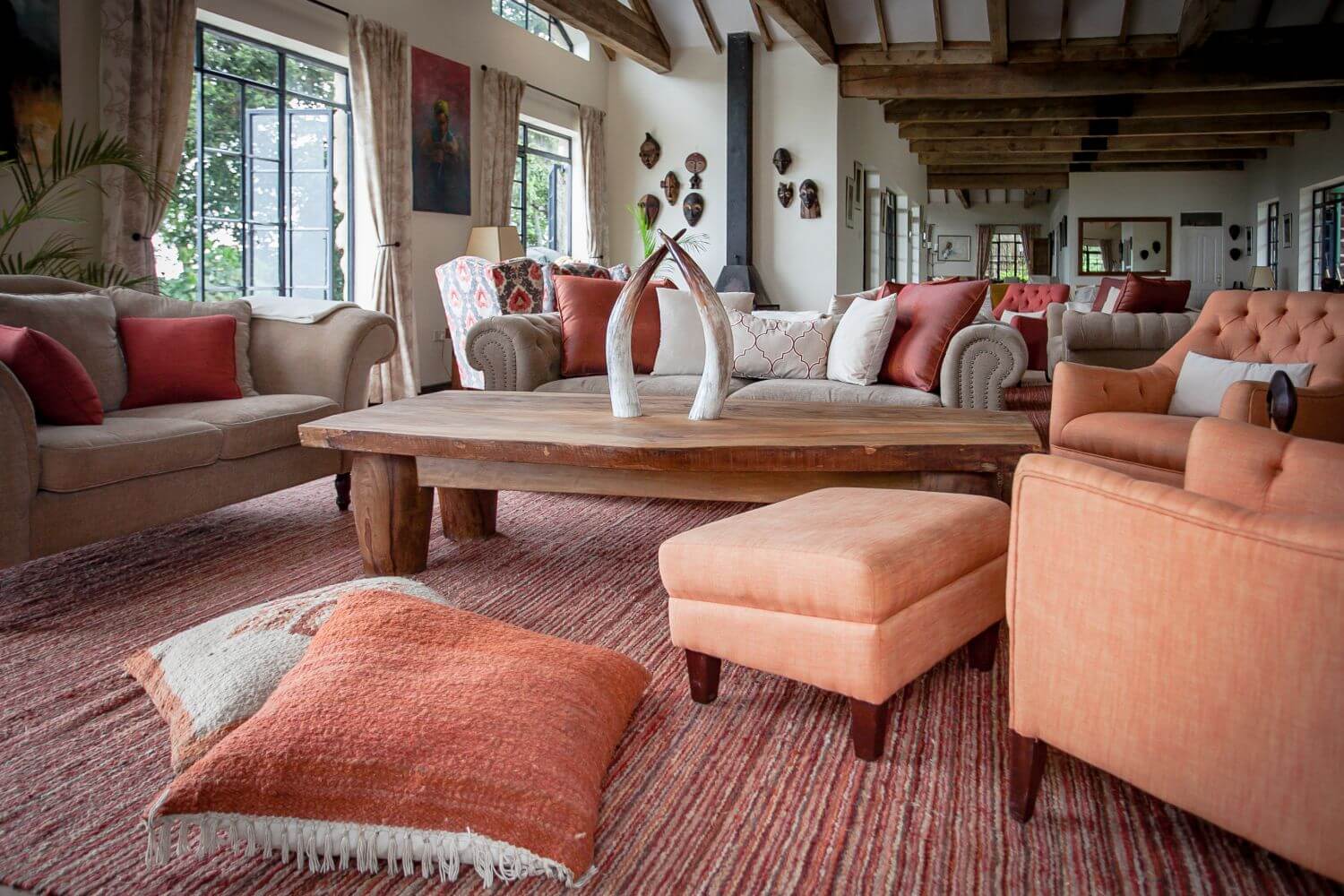 Gemütliche Sofas, Sitzkissen auf dem Boden und ein Tisch strahlen Wohlfühlatmosphäre aus.
