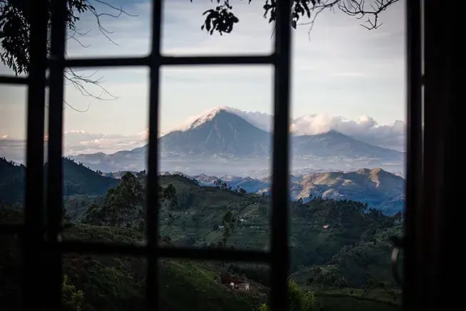 clouds mountain gorilla lodge bwindi uganda afrika garten essbereich exklusiv the family project kinderfreundlich familie luxus reisen